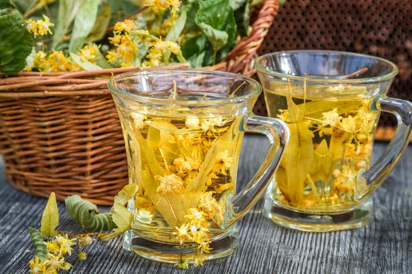 Sommer-Limetten-Tee mit Honig im Garten — Stockfoto