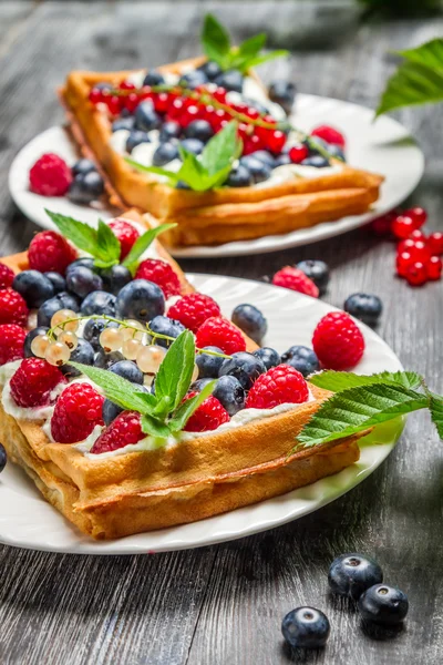 Waffels 奶油和蓝莓和树莓 — 图库照片