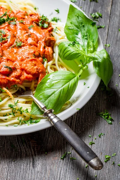 Spaghetti bolognese with shrimps and fresh herbs — Stock Photo, Image