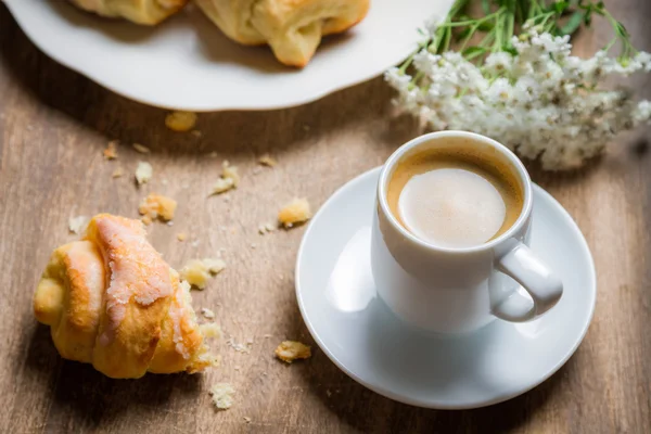 Espresso ve kruvasan kahvaltı closeup — Stok fotoğraf
