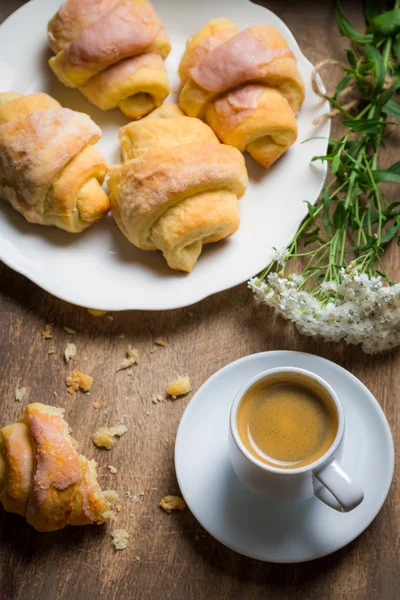 Primer plano de espresso y croissant para el desayuno — Foto de Stock