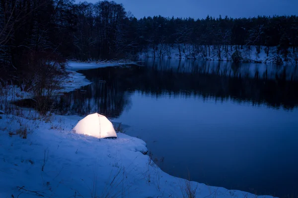 Alojamiento ubicación extrema en la noche de invierno —  Fotos de Stock