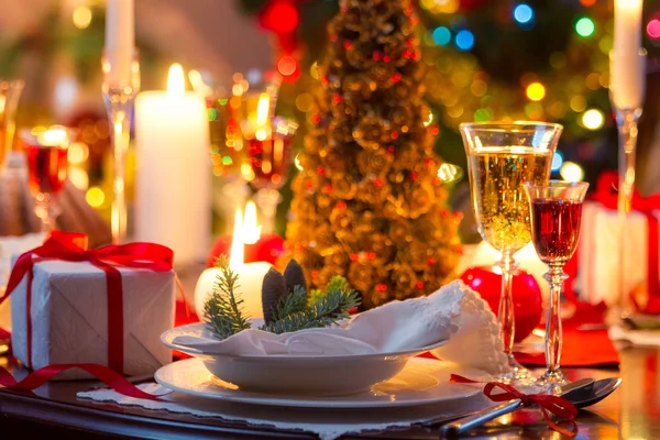 Tradicionalmente decorado mesa de Natal — Fotografia de Stock