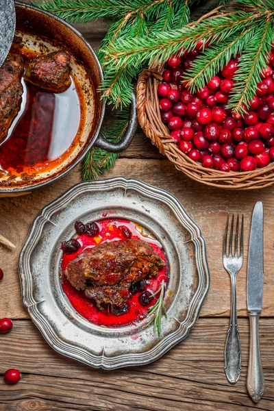 Venado asado con salsa de arándanos y servido en el silvicultor lo —  Fotos de Stock