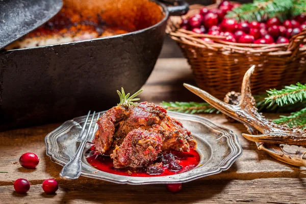 Σερβίρεται φρέσκο κρέας ελαφιού με cranberries και δεντρολίβανο — Φωτογραφία Αρχείου