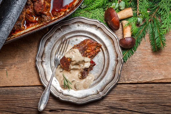 Mantar sos ile kavrulmuş geyik eti — Stok fotoğraf