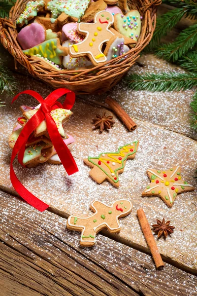 Cesta llena de galletas de jengibre para Navidad —  Fotos de Stock