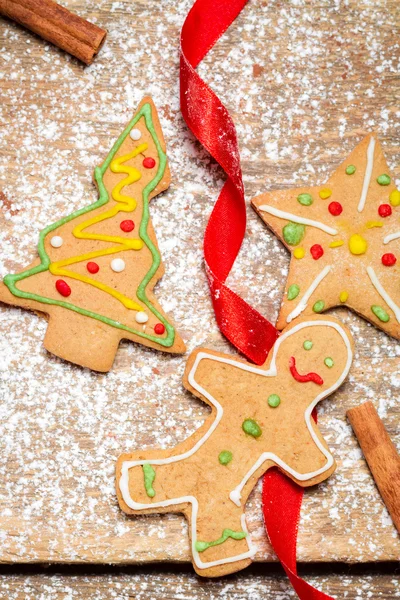 Gingerbread man op een rood lint — Stockfoto