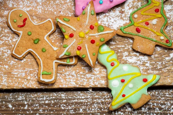 Pepparkaksgubbe på ett gammalt träbord — Stockfoto