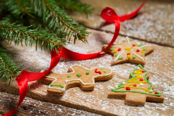 Pequeñas galletas de jengibre para Navidad en una mesa de madera — Foto de Stock