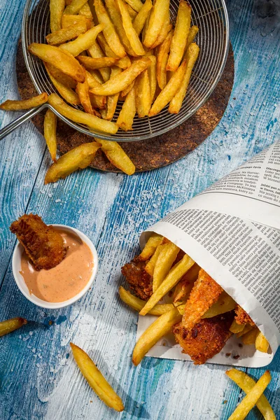 Fish & Chips traditionell in der Zeitung serviert — Stockfoto