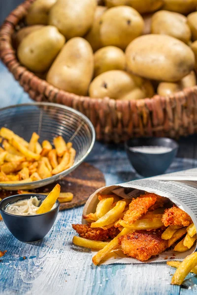 Primer plano de pescado casero y patatas fritas — Foto de Stock