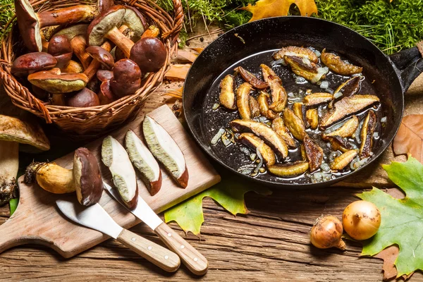 Pilze in einem Korb zum Abendessen zubereitet — Stockfoto