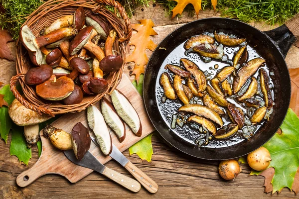 Wild mushrooms in a basket prepared for dinner — Stock Photo, Image