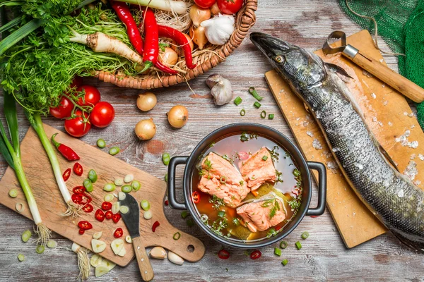 Pique e verduras frescas de sopa de peixe — Fotografia de Stock