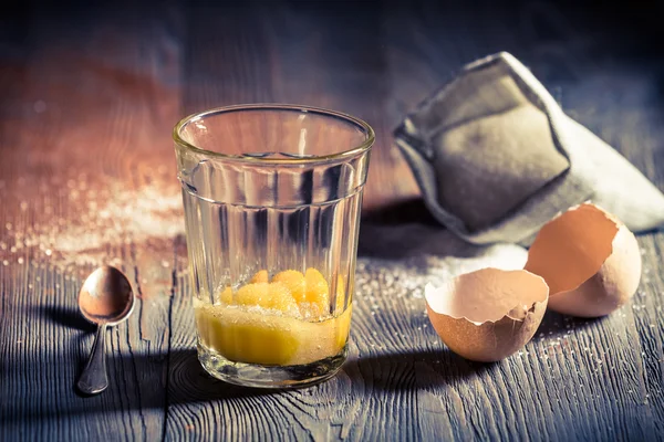 Makanan penutup dengan kuning telur dan gula — Stok Foto