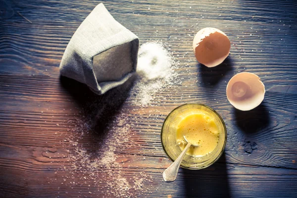 Einfaches Dessert aus Eiern und Zucker — Stockfoto