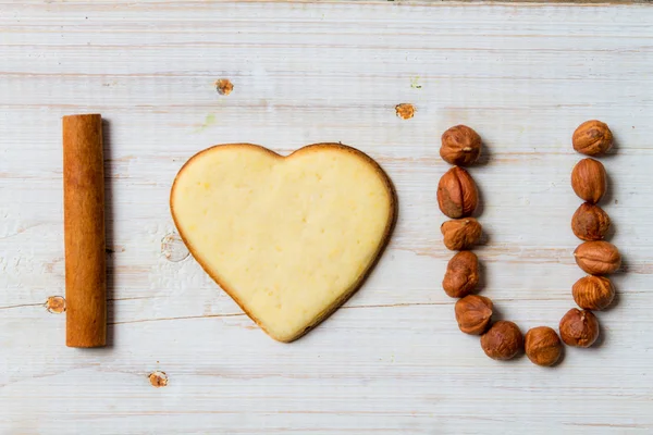 "Te amo "frase arreglada con galletas y nueces no. 4. —  Fotos de Stock