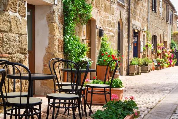 Piccolo ristorante per strada nel centro storico — Foto Stock