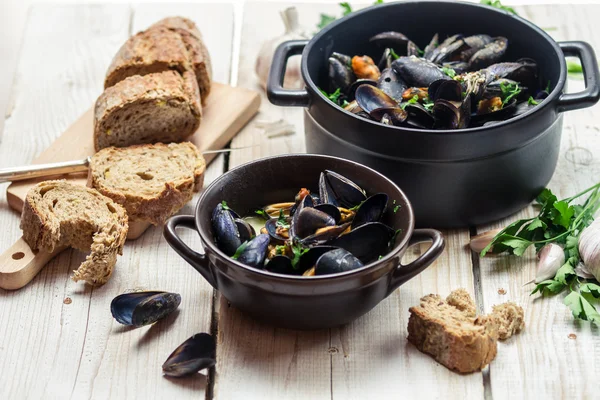 Primer plano de los ingredientes de un plato cocido con mejillones — Foto de Stock