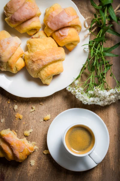 Ontbijt met espresso en een croissant — Stockfoto