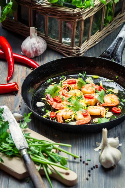 Shrimps served on a pan with fresh herbs — Stock Photo, Image