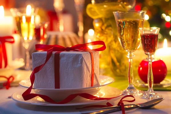 Luz de velas e presentes por toda a mesa de Natal — Fotografia de Stock