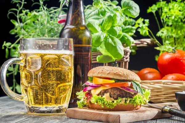 Hamburger fatto in casa e una birra fredda — Foto Stock