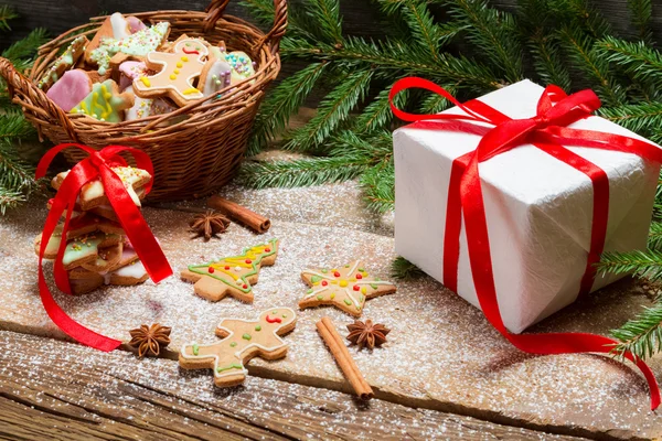 Biscotti di pan di zenzero in zucchero a velo con corteccia di cannella — Foto Stock