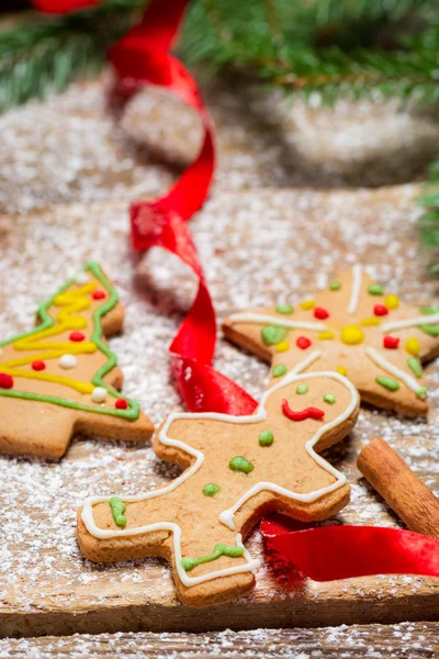 Lebkuchenmann an roter Schleife — Stockfoto