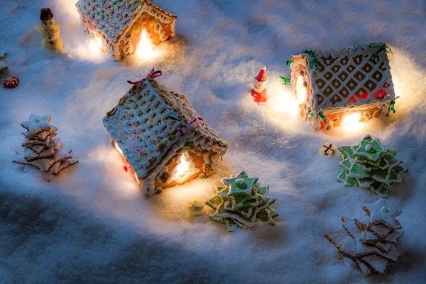 Snowy Piernik wieś w Wigilię Bożego Narodzenia — Zdjęcie stockowe