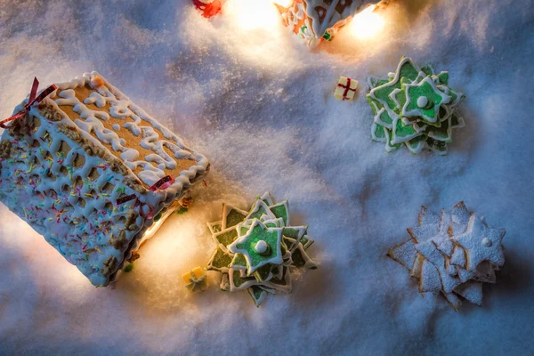 Pueblo de jengibre con árbol de Navidad y regalos — Foto de Stock