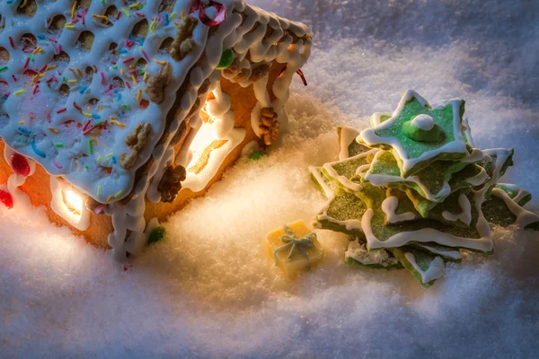 Closeup of gingerbread cottage with a gift — Stock Photo, Image