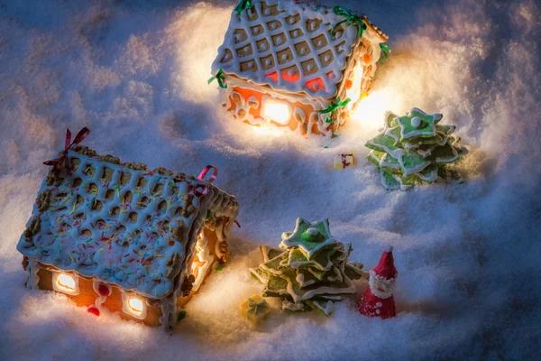 Casa de gengibre nevado com Papai Noel e presentes — Fotografia de Stock