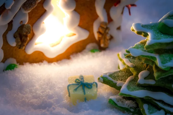 Presente de maçapão sob a árvore de Natal de gengibre — Fotografia de Stock