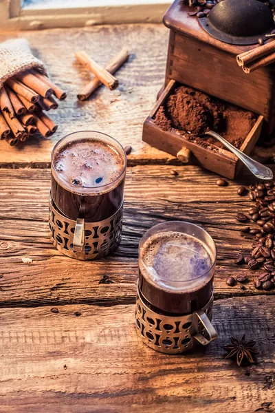 Warme koffie met de geur van kaneel — Stockfoto