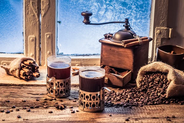 Genießen Sie Ihren heißen Kaffee im Wintertag — Stockfoto