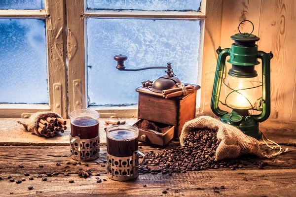 Genießen Sie Ihren heißen Kaffee an kalten Tagen — Stockfoto