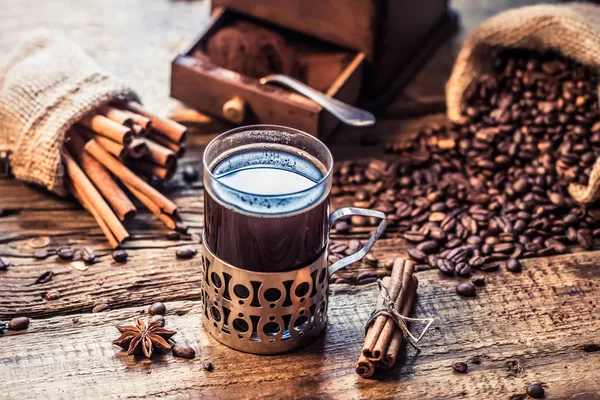 Vers gezette koffie met de geur van kaneel — Stockfoto