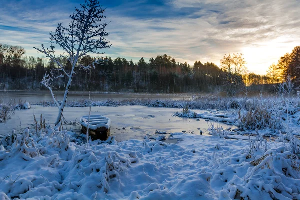 Bateau congelé sur le lac en hiver — Photo