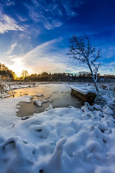 Stará loď na jezeře pokrytá sněhem v zimě — Stock fotografie