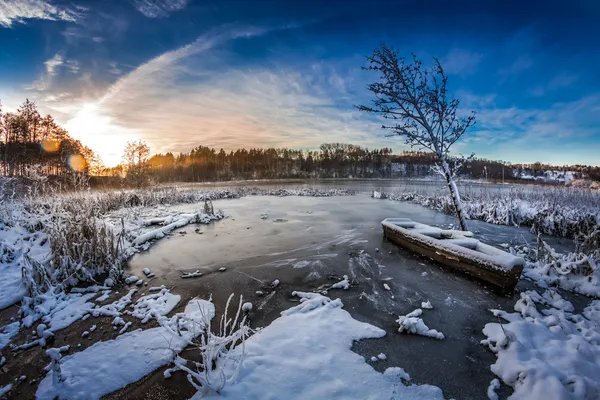 Východ slunce v zimě jezero pokryté sněhem — Stock fotografie