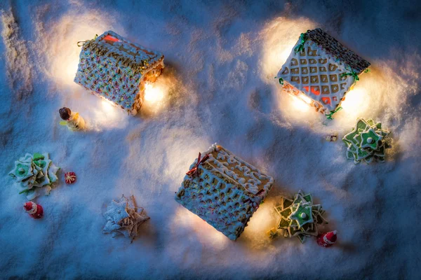 Village de pain d'épice dans la neige la veille de Noël Images De Stock Libres De Droits