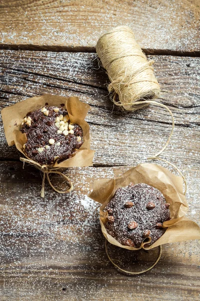 Decorating chocolate muffins with string — Stock Photo, Image
