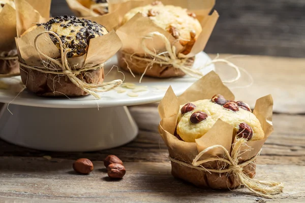 Muffin à la vanille aux noix enveloppé dans du papier — Photo