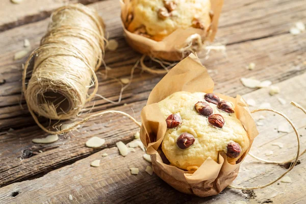 Fechar a decoração de muffins de baunilha com corda — Fotografia de Stock