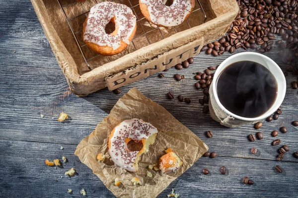 Обед с пончиками и кофе — стоковое фото