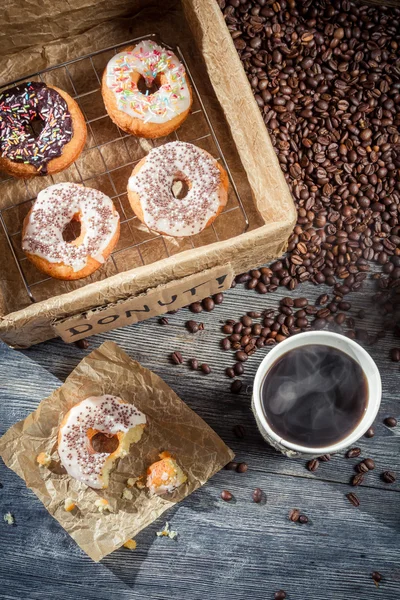Свежие пончики с кофе — стоковое фото