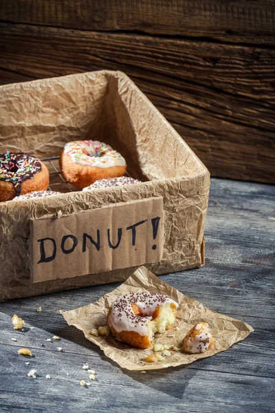 Comer rosquillas frescas para el desayuno — Foto de Stock