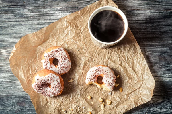 Donuts en koffie achtergrond — Stockfoto